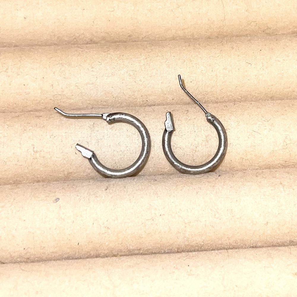 ⭐️Vintage Small Silver Metal Hoop Earrings - Picture 4 of 12